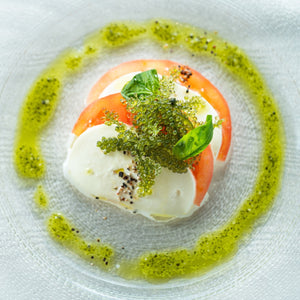 宮古トマトとモッツァレラチーズ カプレーゼ ジェノバソースと共に