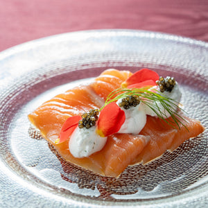 サーモンのマリネ 軽いスモーク 香草のクリームとキャビア