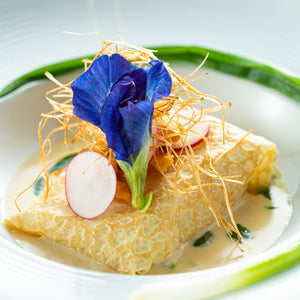 琉球鮮魚のクレープ包み ウニと白ワインのソース 緑のブルーテ