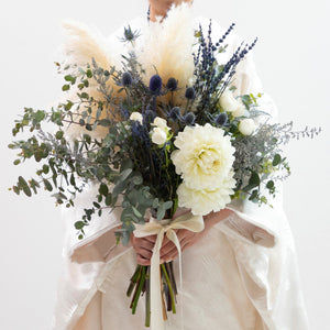 ホワイト&ブルーとドライフラワーのロングクラッチ