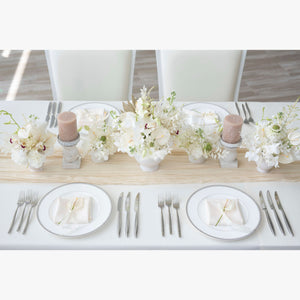 ゲストフラワー(花器:陶器系 ランナー:チーズクロス(アイボリークリーム) キャンドル:ラウンドキャンドル(アイボリーベージュ))