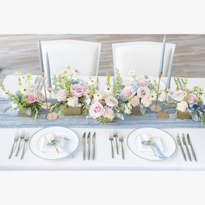 ゲストフラワー(花器:ゴールド系 ランナー:チーズクロス(ダスティ―ブルー) キャンドル:テーパーキャンドル(ダスティ―ブルー))