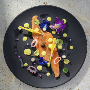 マリネサーモンのタルタル エシャロットとグリーンゴッデスソース