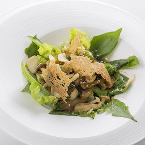 きのこ、ロメインレタスとほうれん草のサラダ ごま風味ドレッシング和え