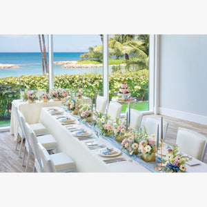 花器:ゴールド系 テーブルランナー:チーズクロス(ダスティ―ブルー) テーパーキャンドル(ダスティ―ブルー)