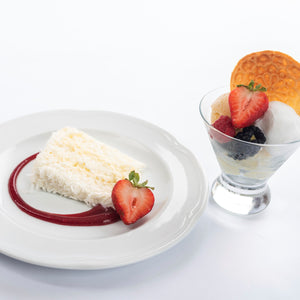 フルーツのシャーベットとフルーツの付合せ、プリッツェル添え   ハレクラニココナッツウェディングケーキ