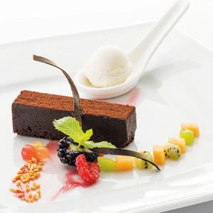 グルテンフリーチョコレートケーキ ベリーとバニラビーンズアイスクリームを添えて