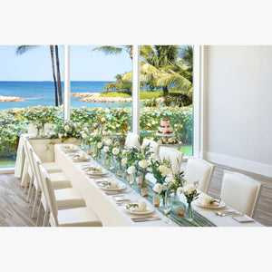 花器:ガラス系 ランナー:チーズクロス(セージグリーン) キャンドル:キャンドルグラス