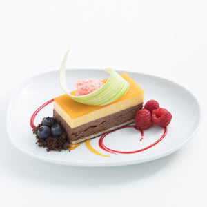 マンゴーとチョコレートムースケーキ ラズベリーとブラックベリーを添えて