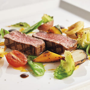 キアベェの直火で焼き上げた プライムビーフテンダーロイン ハーツオブパームのハワイアンビアバターと温野菜