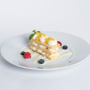 ココナッツとパイナップルのミルフィーユ アングレーズソース添え