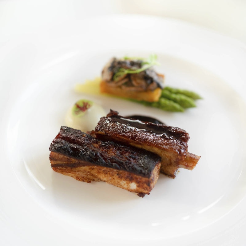 牛肉のバジル焼きとグリルポークリブ ポテトピュレとお野菜を添えて