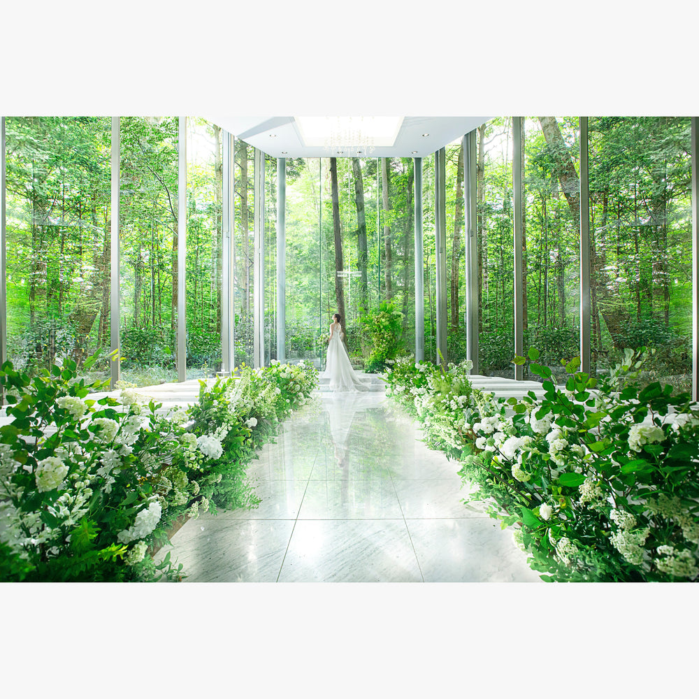 樹齢150年の森を一望！全面ガラス張りパノラマビューチャペル