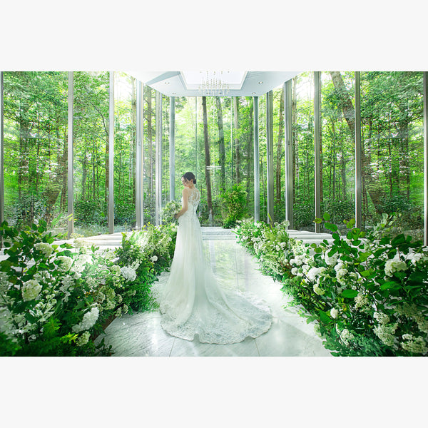 真っ白な大理石とスワロフスキー社のクリスタルが輝くバージンロード。眩い光がおふたりを優しく包み込みます。