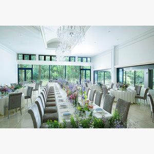 DEBUTANTE BALL　デビュタント・ボール　社交界へのデビューをおふたりの人生の出発になぞらえて。華やぎと透明感あふれる会場。収容人数:着席～150名 立食～250名