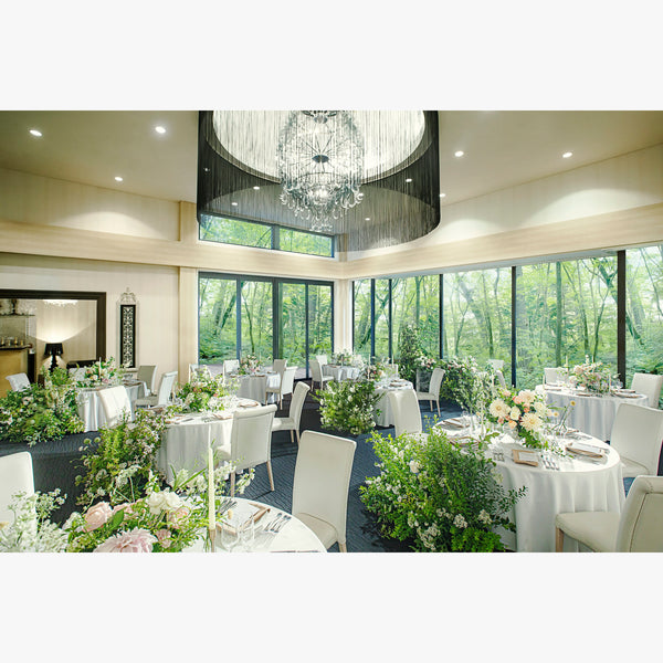 MUSAION　ムーサイオン　気品漂う女神たちが集う神殿をイメージした、しっとりと、優雅な落ち着きがある空間。収容人数:着席～60名 立食～120名