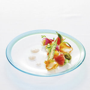 沖縄県産マグロとイカのヒュメ　彩り野菜と海ぶどう　甘酸っぱいアセロラソース
