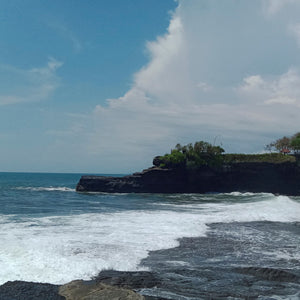 神と人と自然の調和を体感する世界遺産寺院と海の寺院タナロットを巡る